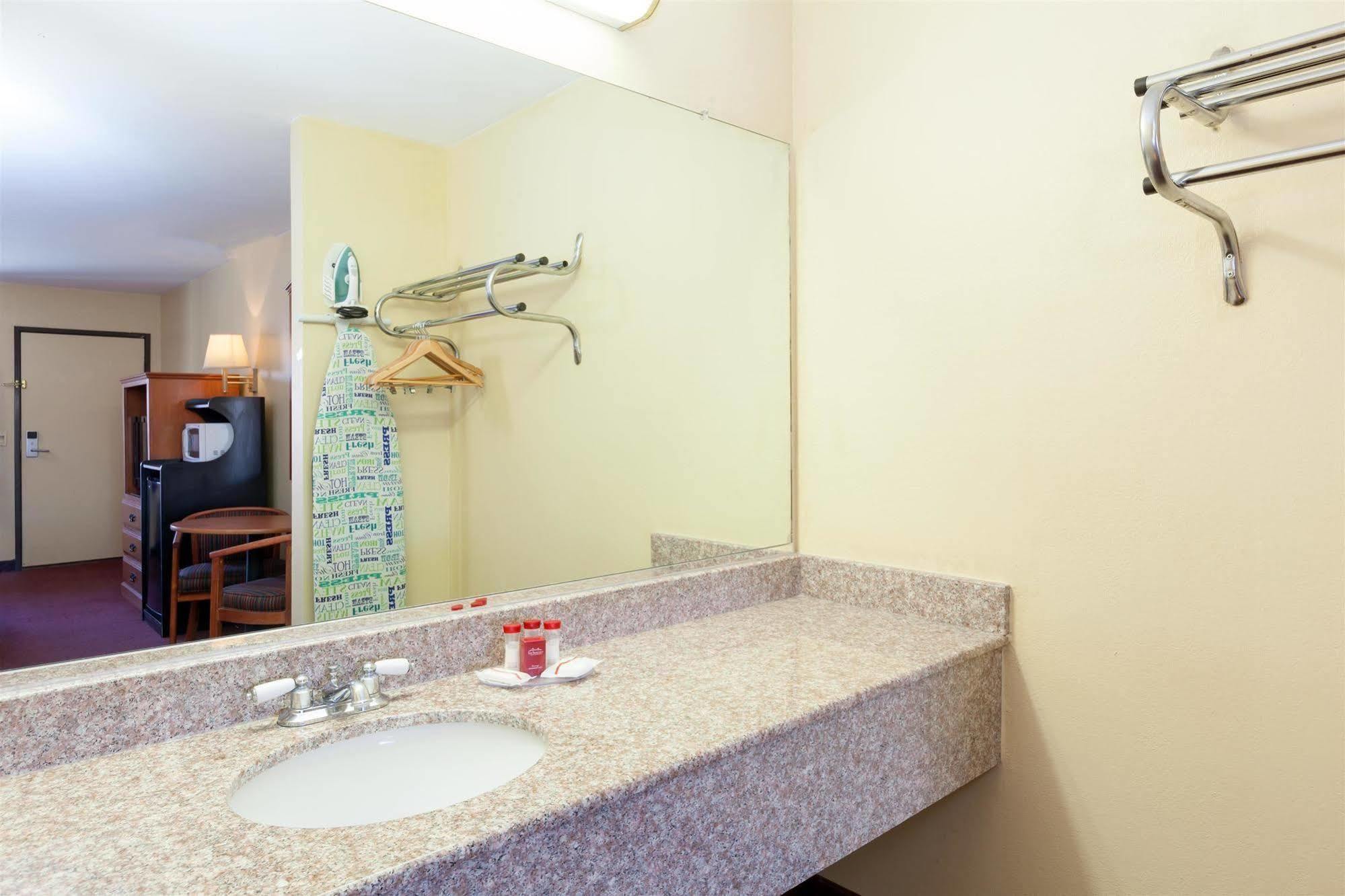 America'S Best Value Inn & Suites Bakersfield Central Екстериор снимка