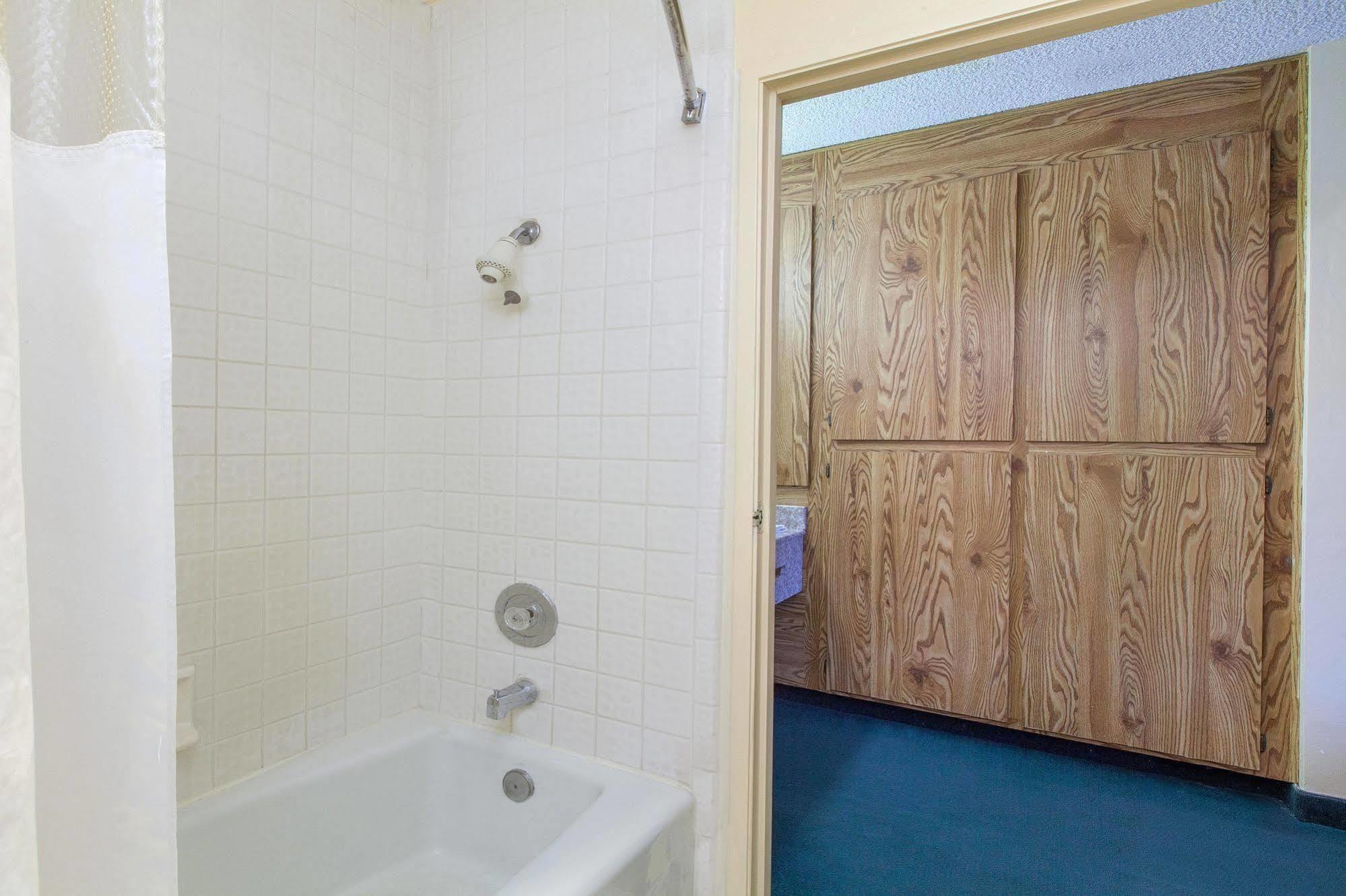 America'S Best Value Inn & Suites Bakersfield Central Екстериор снимка