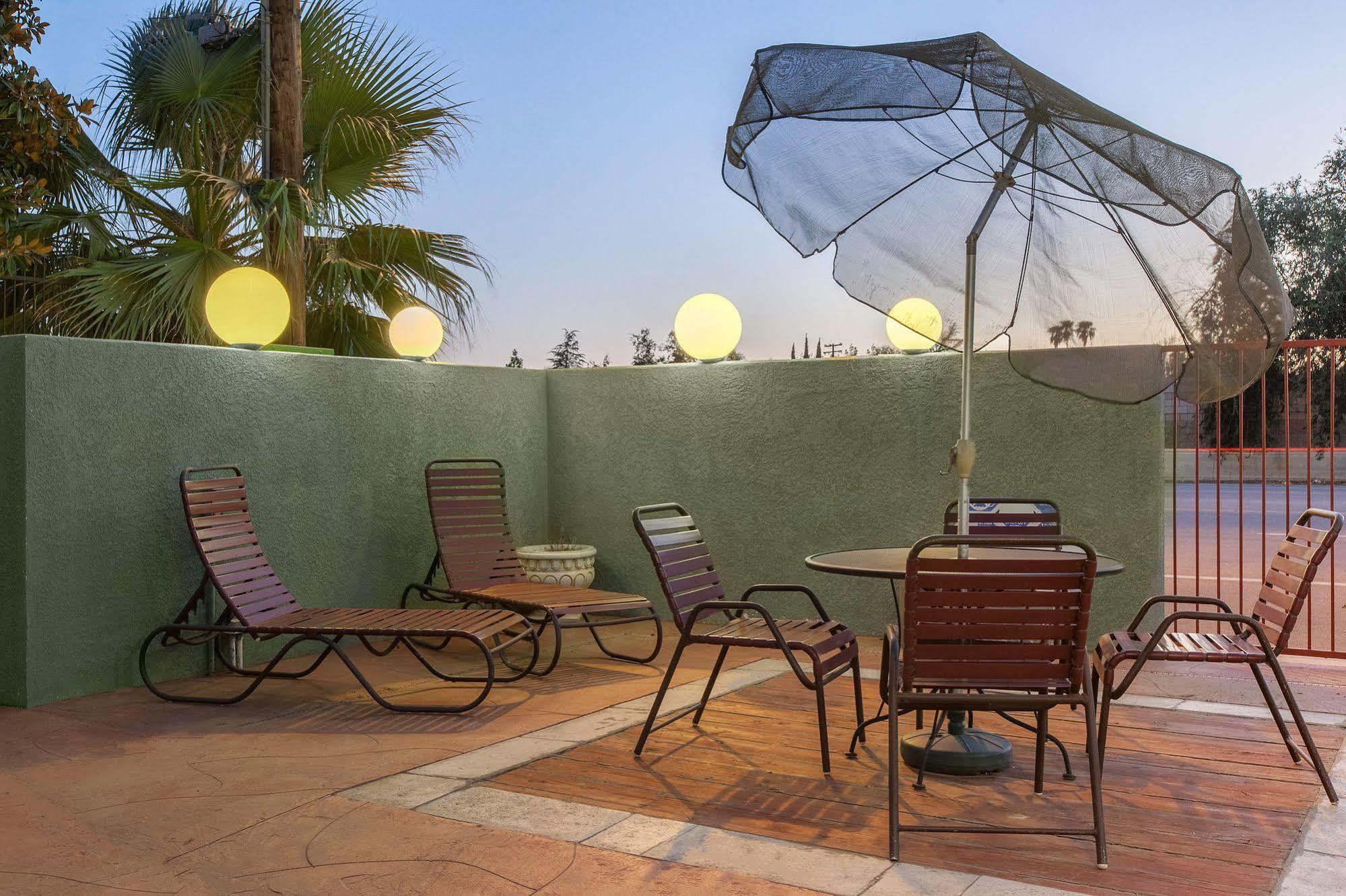 America'S Best Value Inn & Suites Bakersfield Central Екстериор снимка