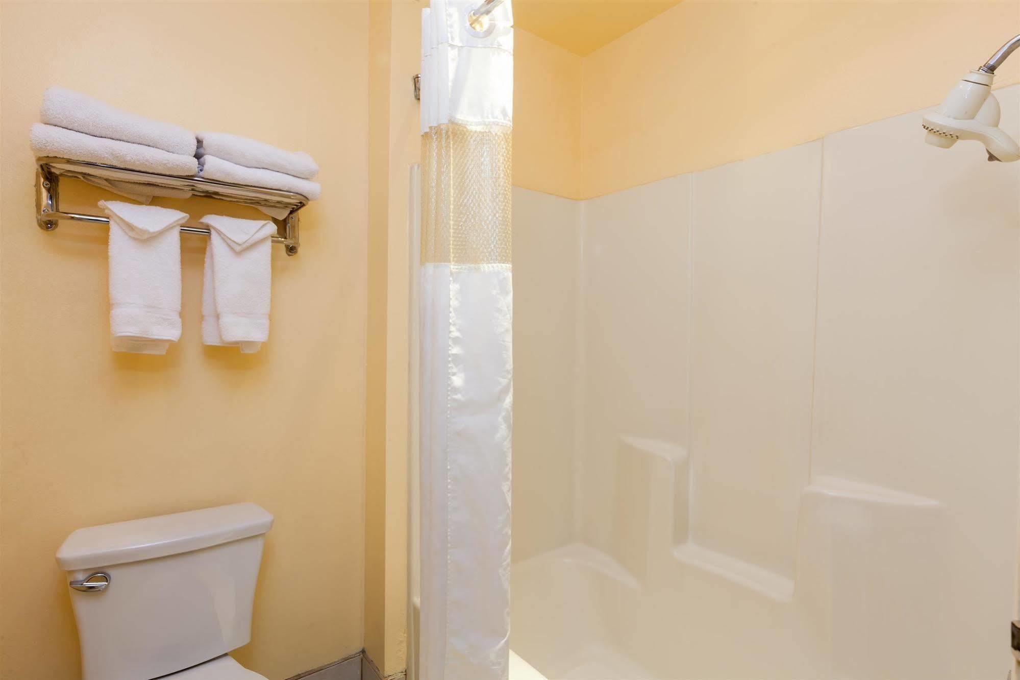 America'S Best Value Inn & Suites Bakersfield Central Екстериор снимка