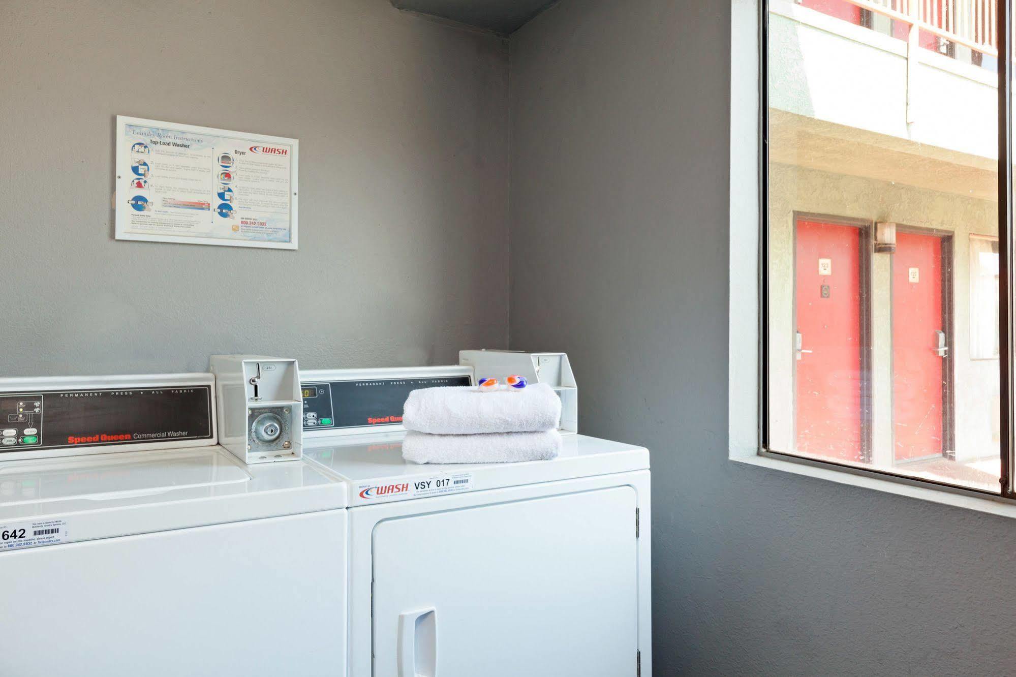 America'S Best Value Inn & Suites Bakersfield Central Екстериор снимка