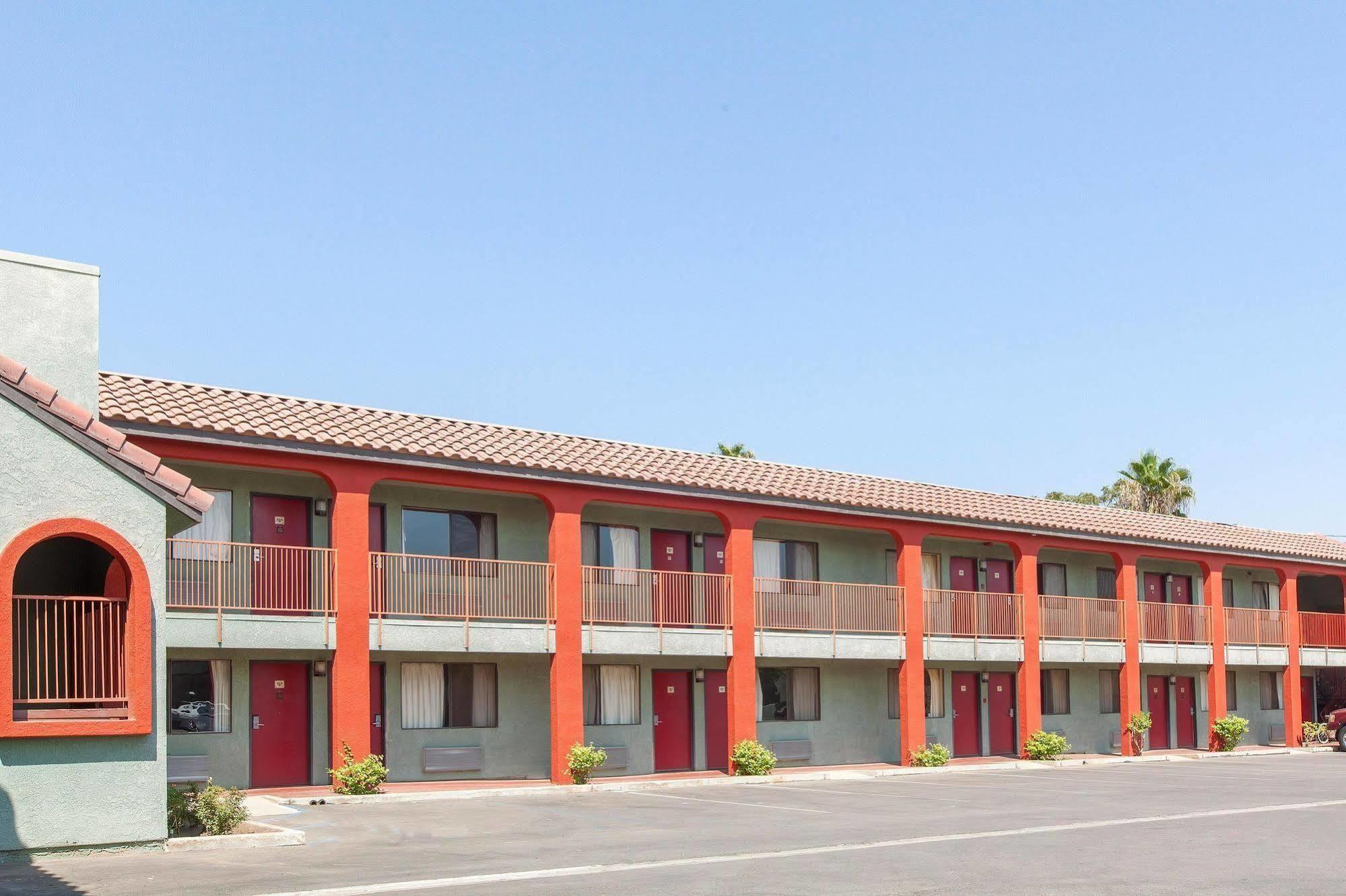 America'S Best Value Inn & Suites Bakersfield Central Екстериор снимка